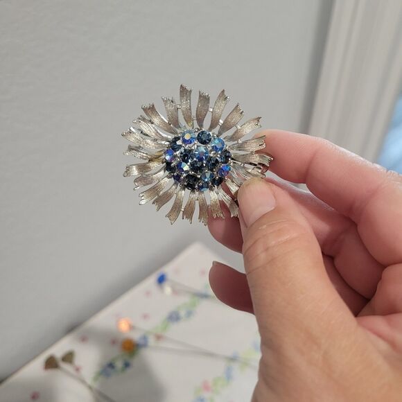 Vintage Lisner Brooch Blue Aurora Borealis Rhinestone Flower - Picture 9 of 11